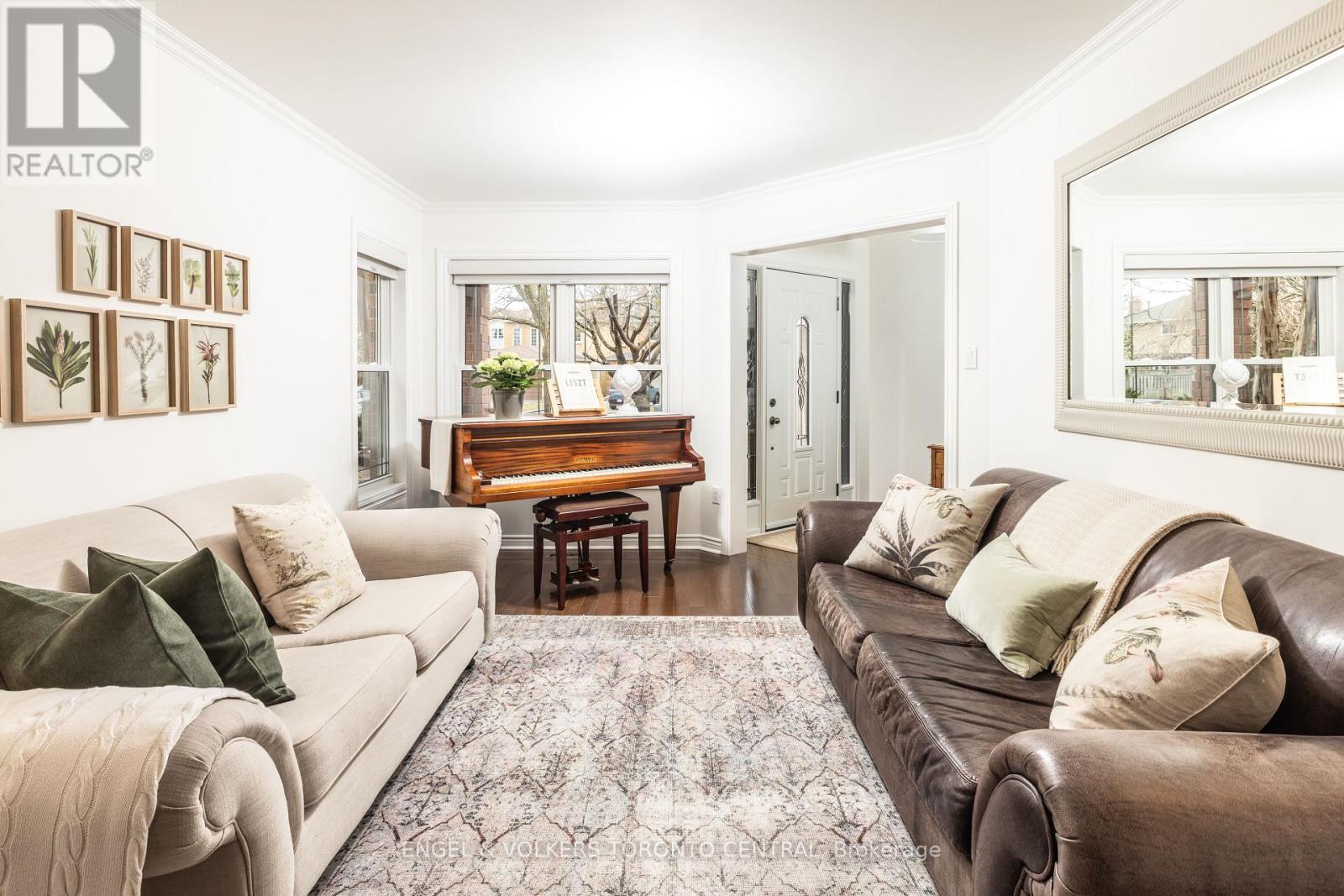 433 Lavas Road, Newmarket, Ontario  L3Y 8H4 - Photo 3 - N12961650