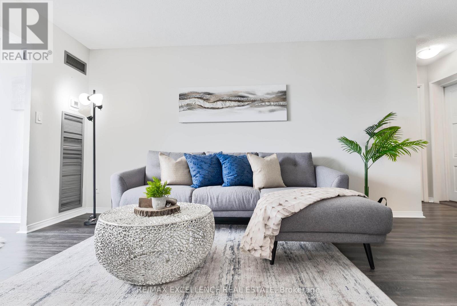 201 - 155 Hillcrest Avenue, Mississauga, Ontario  L5B 3Z2 - Photo 3 - W12961764