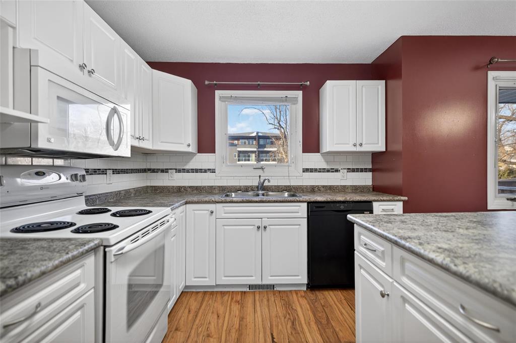 239 Hanover Street, Steinbach, Manitoba  R5G 0E7 - Photo 2 - 202604632