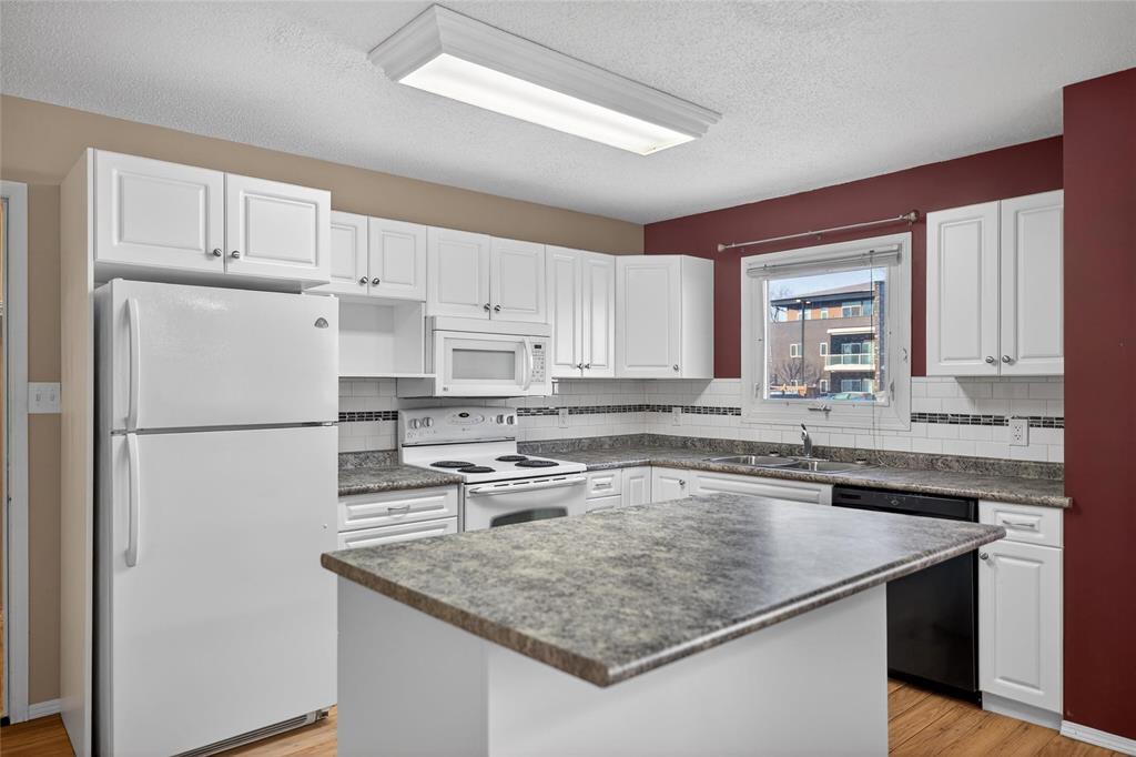 239 Hanover Street, Steinbach, Manitoba  R5G 0E7 - Photo 3 - 202604632