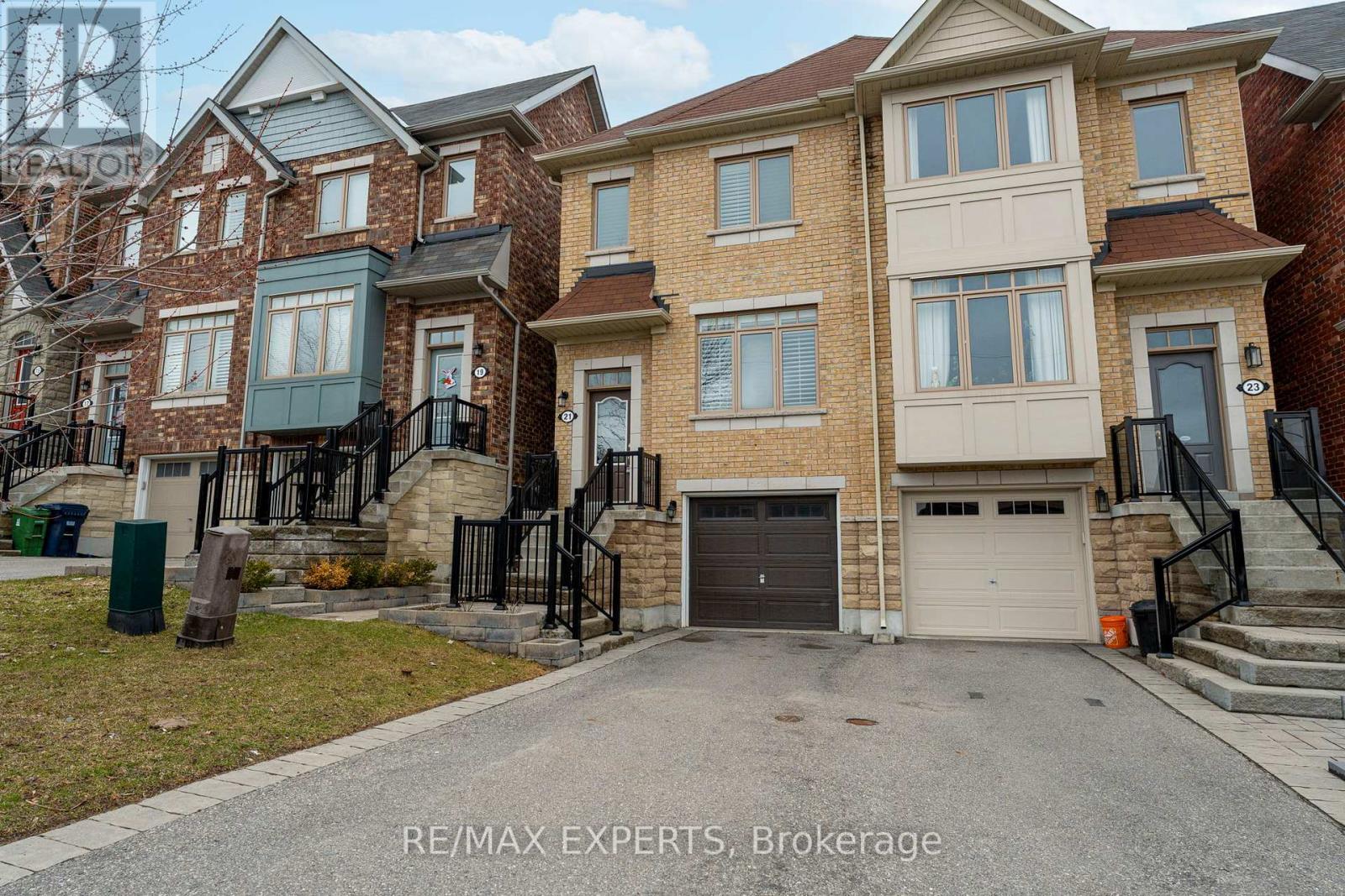 21 Ypres Road, Toronto, Ontario  M6M 1N9 - Photo 2 - W12961820