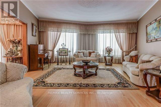 32 Fenton Way, Brampton, Ontario  L6P 0P6 - Photo 4 - W12961830