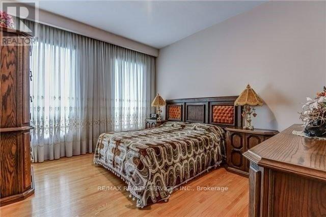 32 Fenton Way, Brampton, Ontario  L6P 0P6 - Photo 7 - W12961830