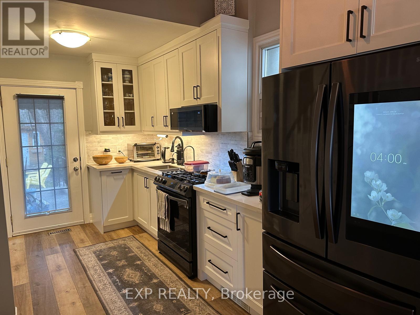 172 Eileen Avenue, Toronto, Ontario  M6N 1W1 - Photo 5 - W12961930