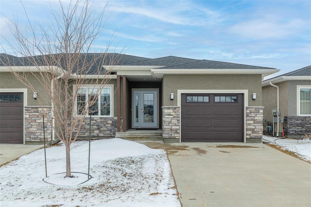13 Berkeley Bend, Steinbach, Manitoba  R5G 2K4 - Photo 0 - 202606201