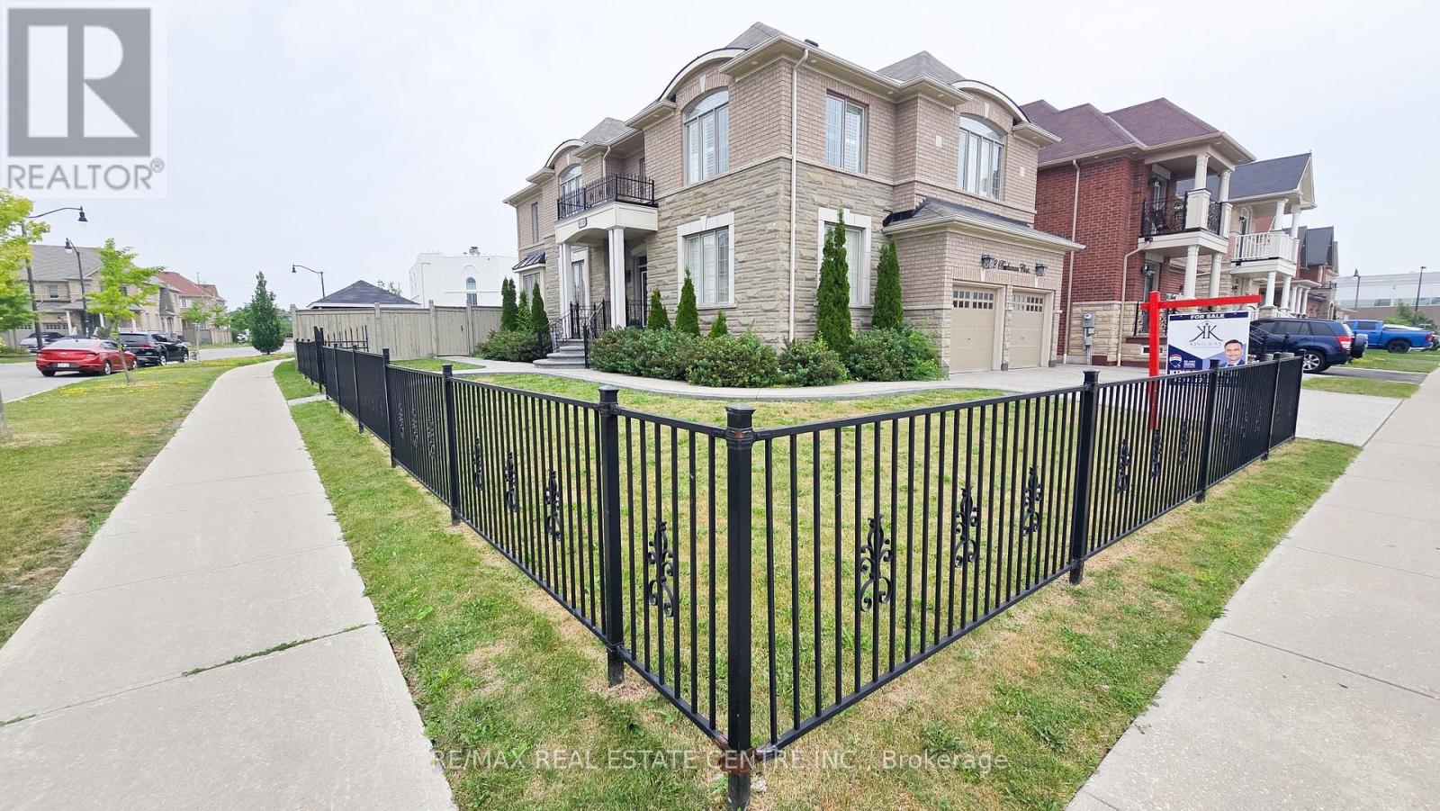 2 Buchanan Crescent, Brampton, Ontario  L6X 0Z3 - Photo 4 - W12961960