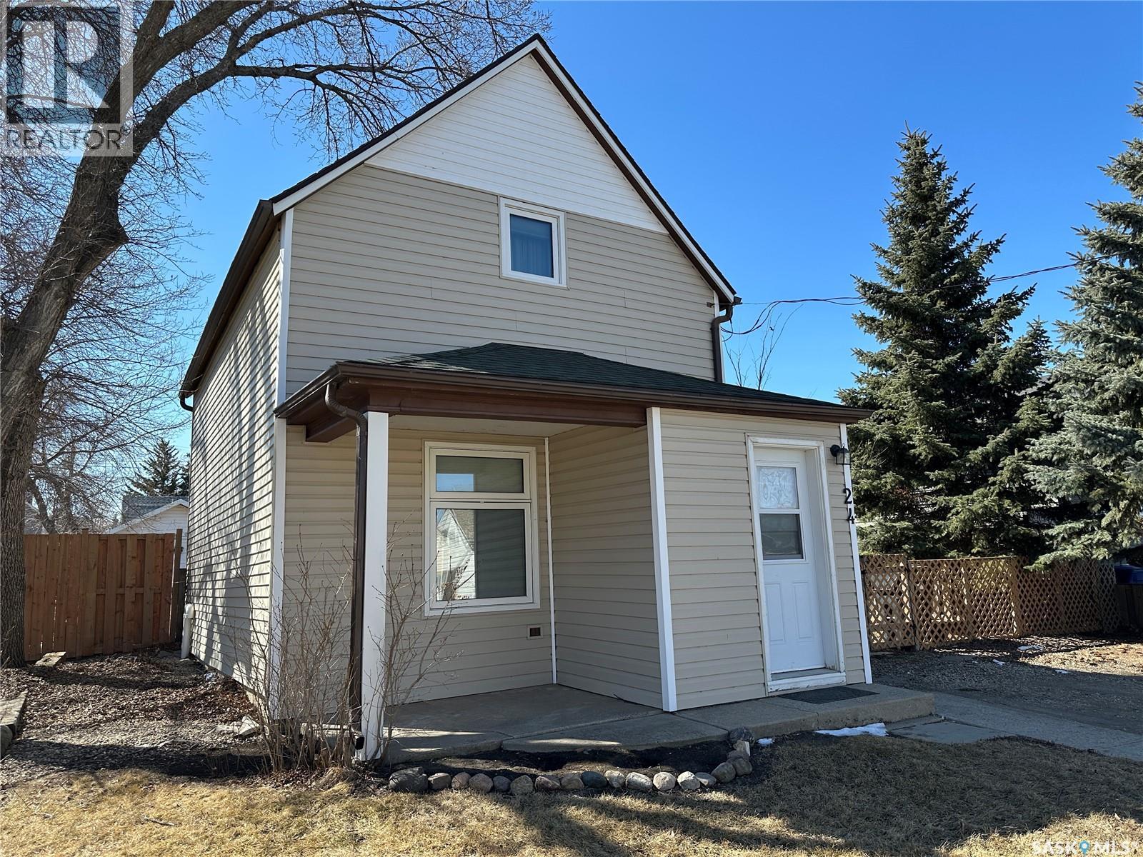 24 3rd AVENUE SE, Weyburn, Saskatchewan