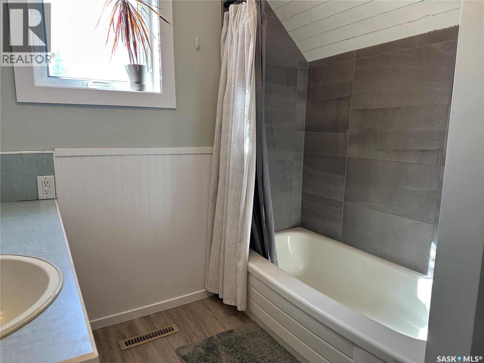 24 3rd Avenue Se, Weyburn, Saskatchewan  S4H 1X2 - Photo 15 - SK032202