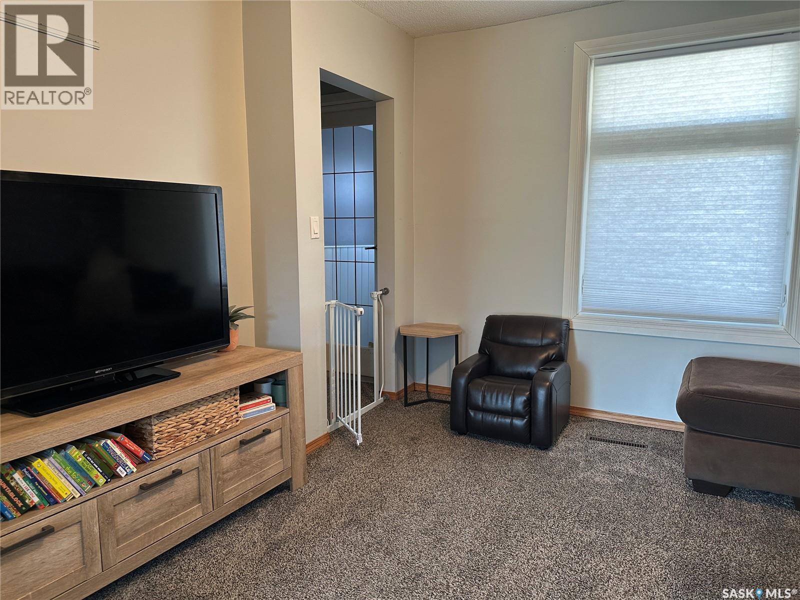 24 3rd Avenue Se, Weyburn, Saskatchewan  S4H 1X2 - Photo 2 - SK032202