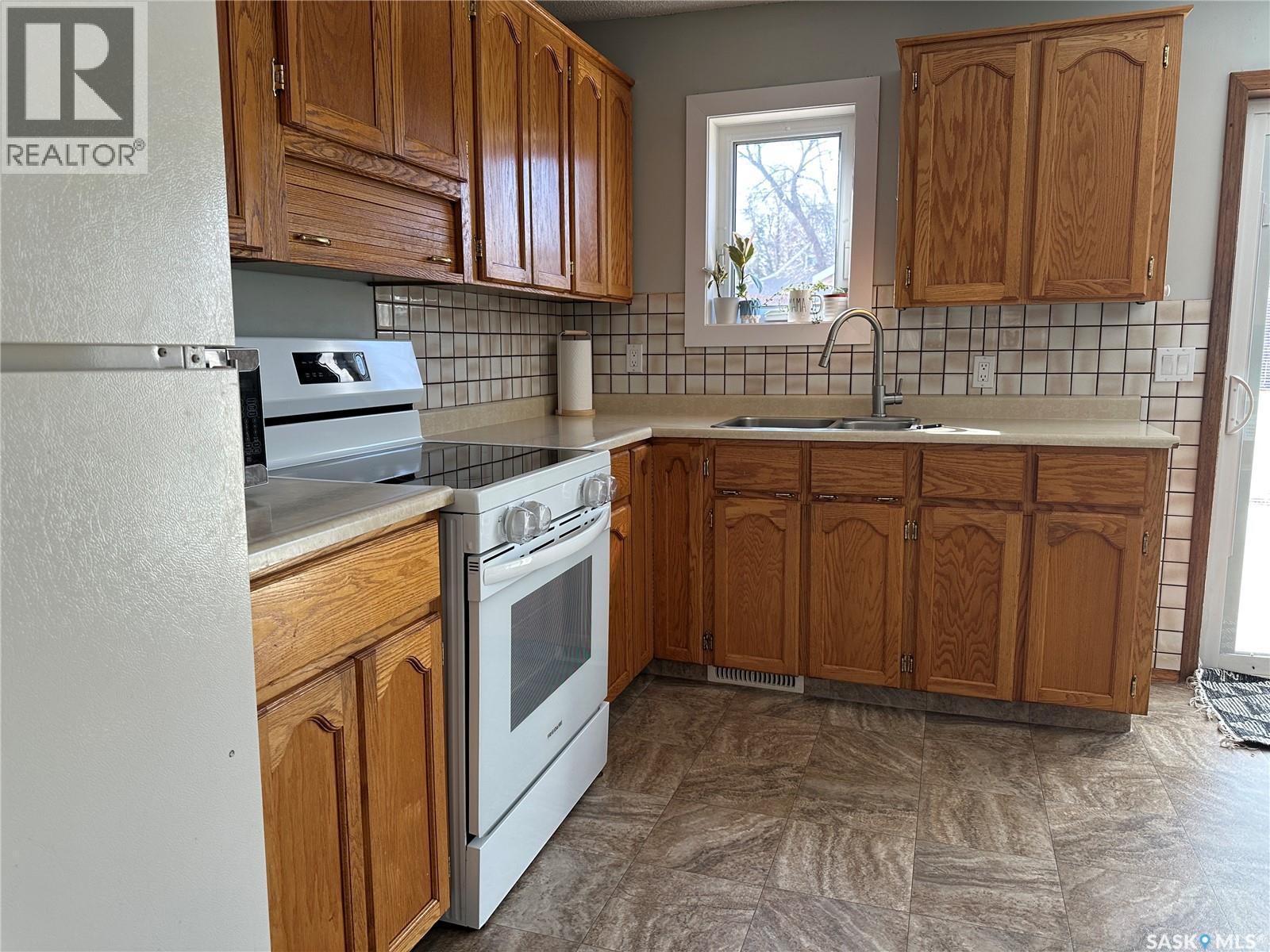 24 3rd Avenue Se, Weyburn, Saskatchewan  S4H 1X2 - Photo 6 - SK032202