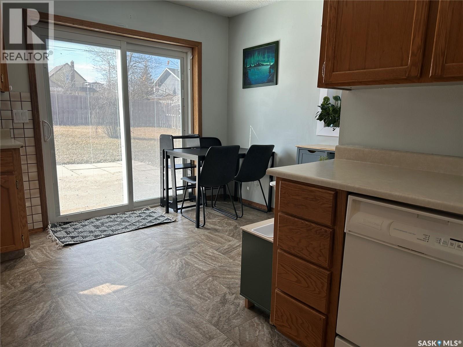 24 3rd Avenue Se, Weyburn, Saskatchewan  S4H 1X2 - Photo 8 - SK032202