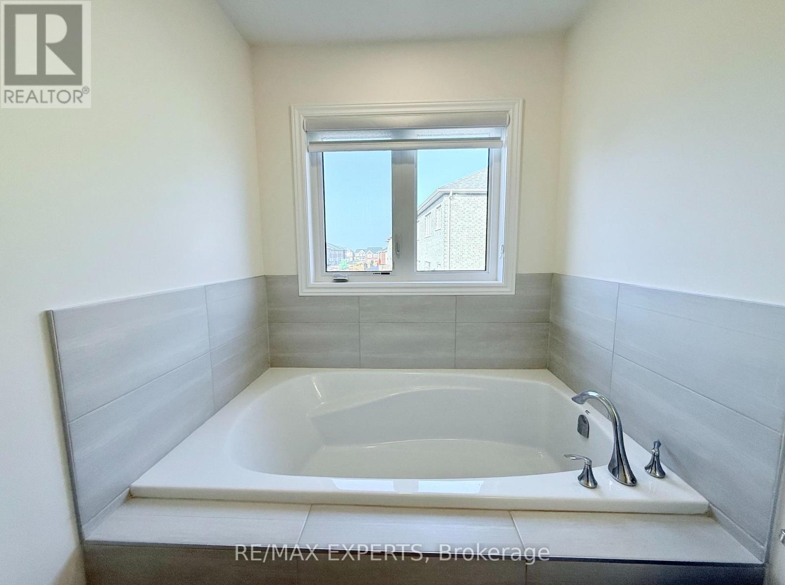 2229 Grainger Loop, Innisfil, Ontario  L9S 0N1 - Photo 18 - N12962064