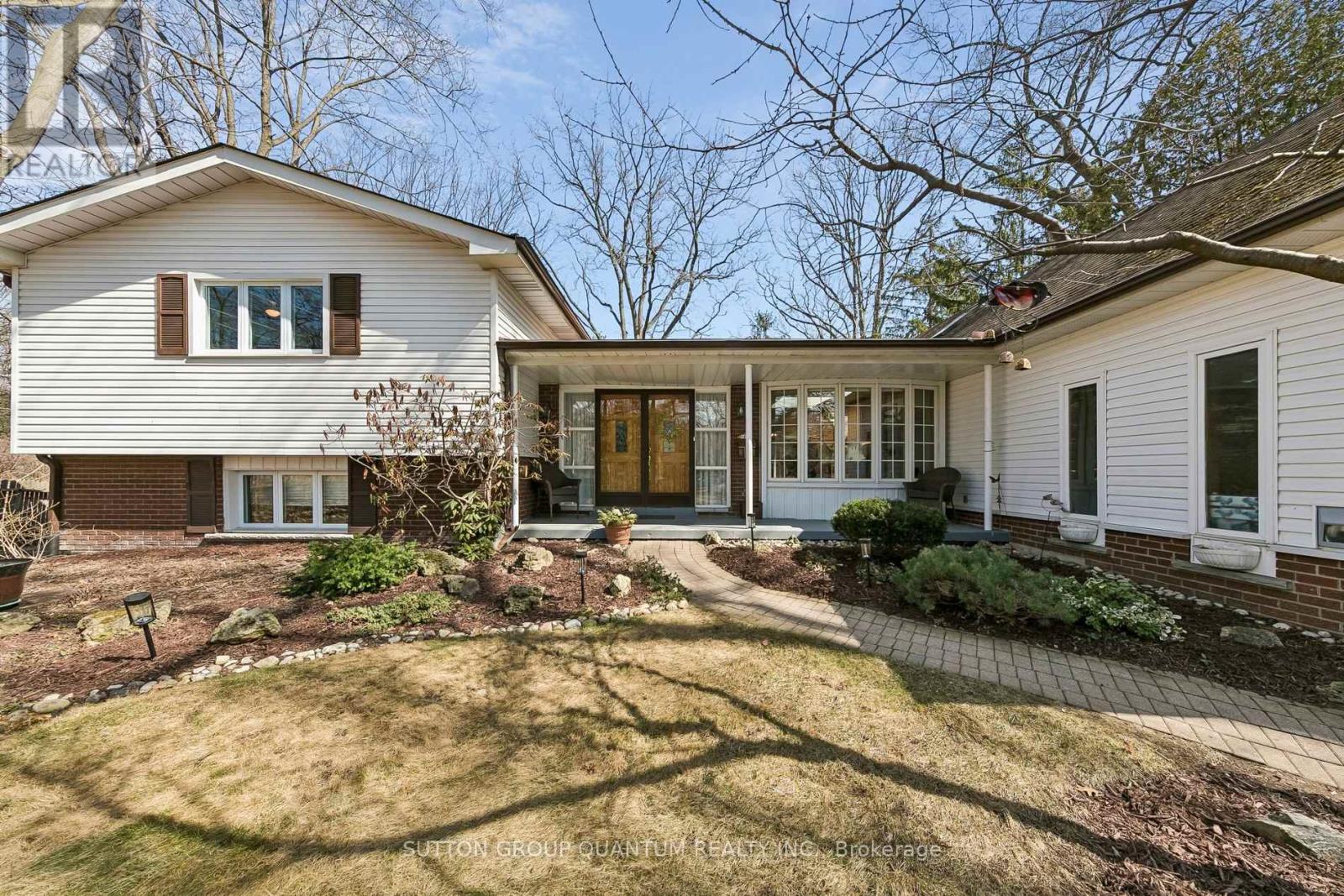 1431 Queen Victoria Avenue, Mississauga, Ontario  L5H 3H2 - Photo 2 - W12962028