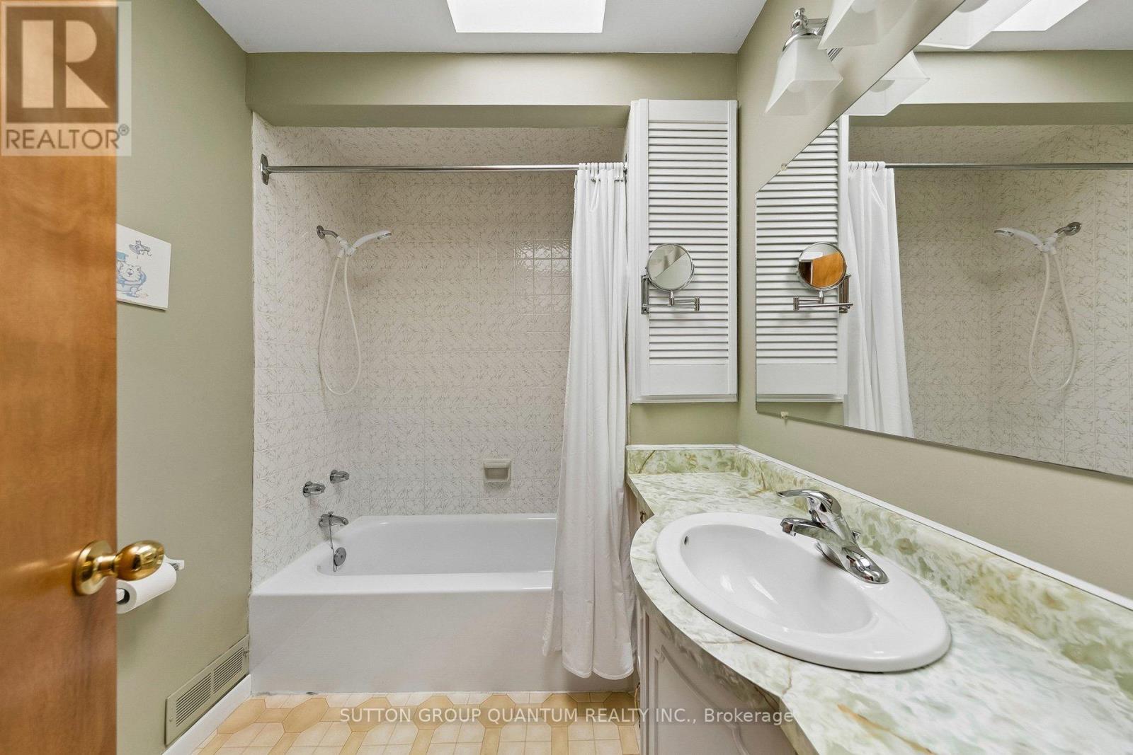 1431 Queen Victoria Avenue, Mississauga, Ontario  L5H 3H2 - Photo 29 - W12962028