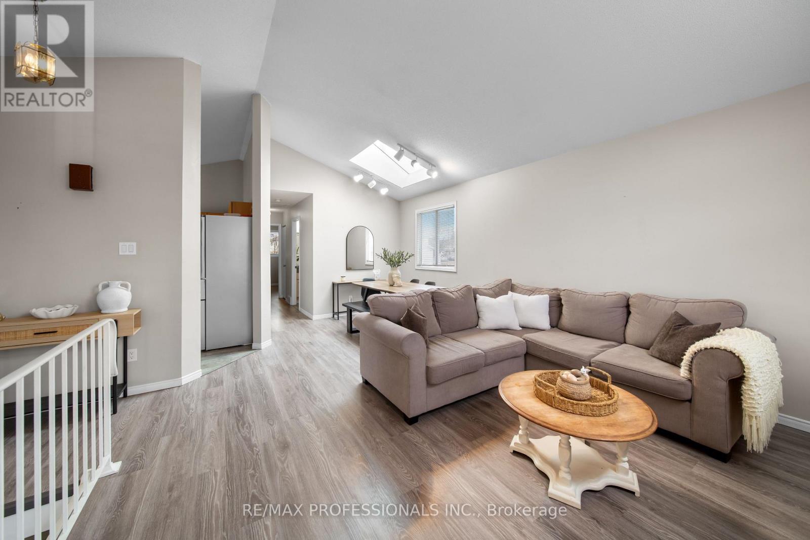 522 Trico Drive, Cambridge, Ontario  N3H 5M5 - Photo 3 - X12962036