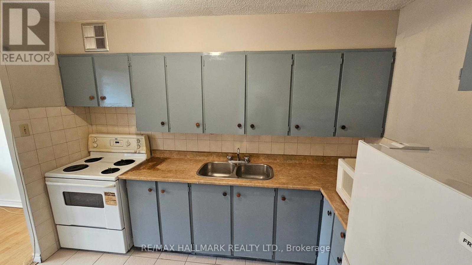 212 - 10 Sunrise Avenue, Toronto, Ontario  M4A 2R1 - Photo 9 - C12962024