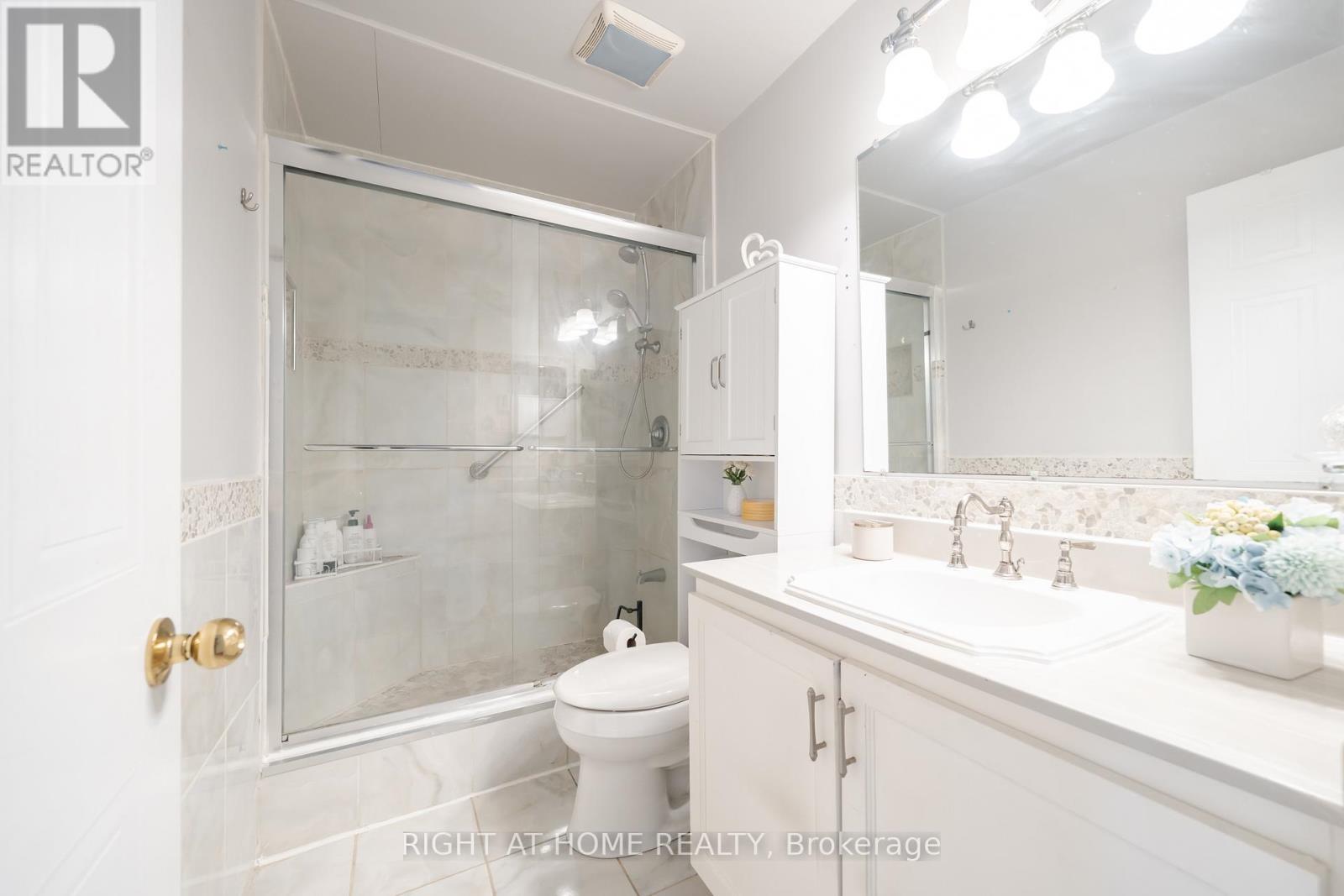 21 - 370 Riddell Court, Newmarket (Gorham-College Manor), Ontario  L3Y 8M8 - Photo 27 - N12918240