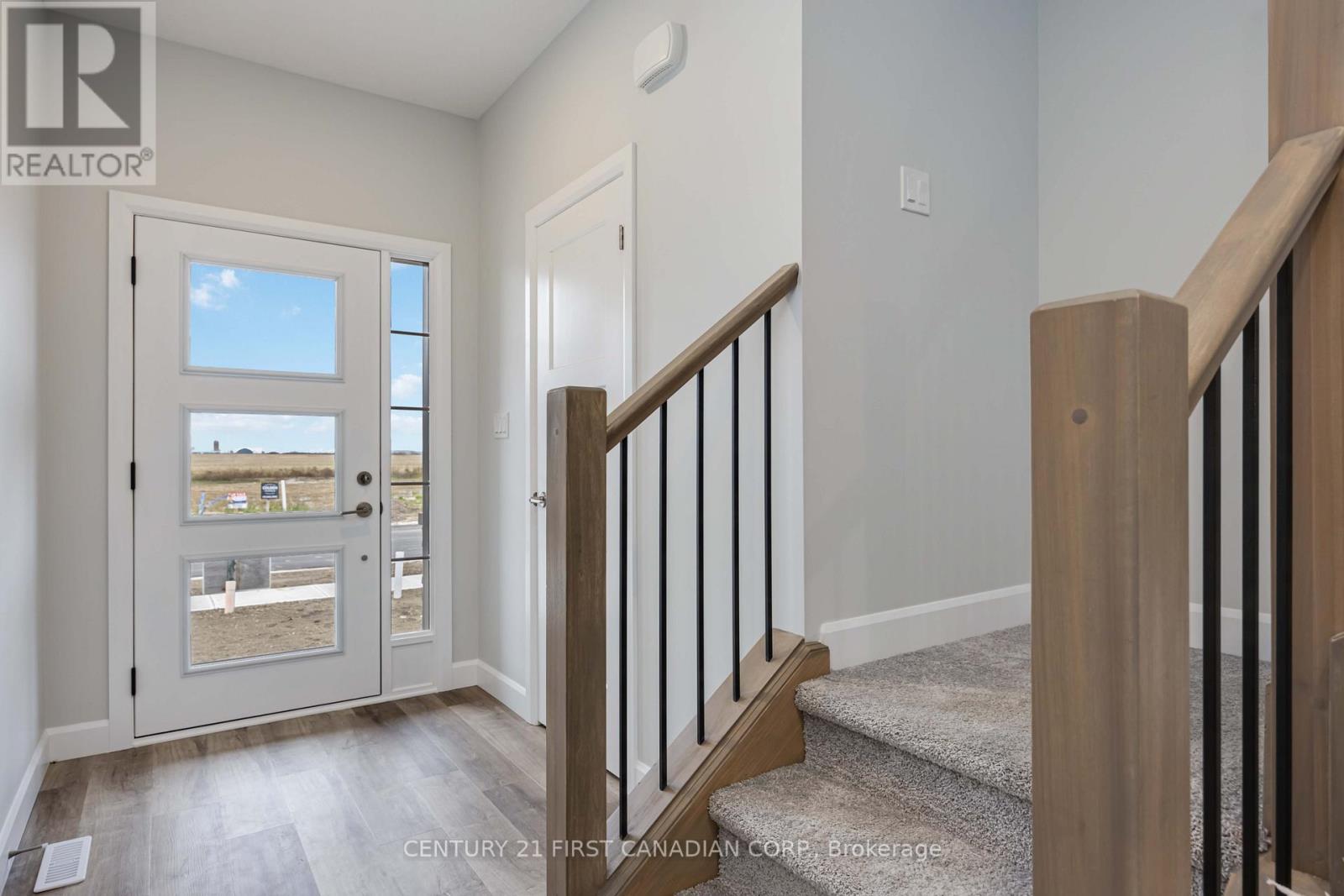 9 Postma Crescent, North Middlesex, Ontario  N0M 1A0 - Photo 3 - X12962142