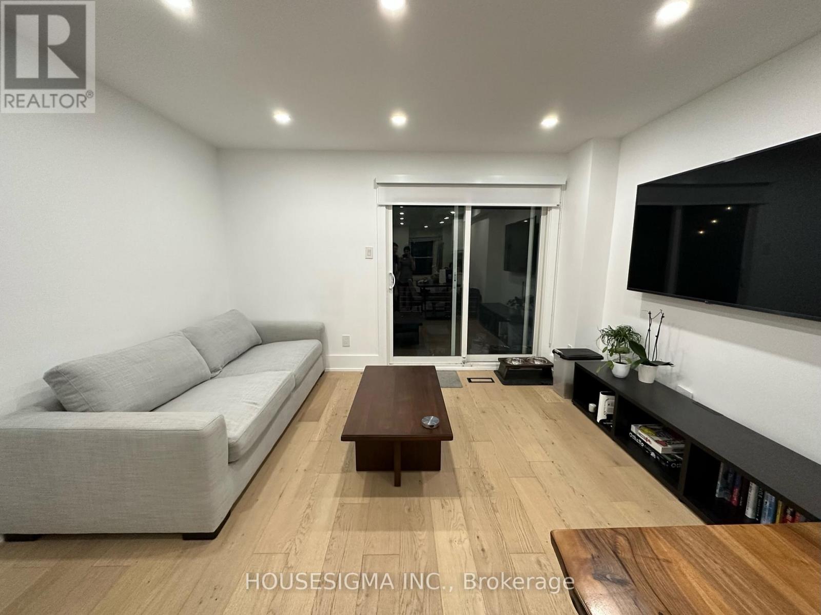 72 Wychcrest Avenue, Toronto, Ontario  M6G 3X7 - Photo 10 - C12962146