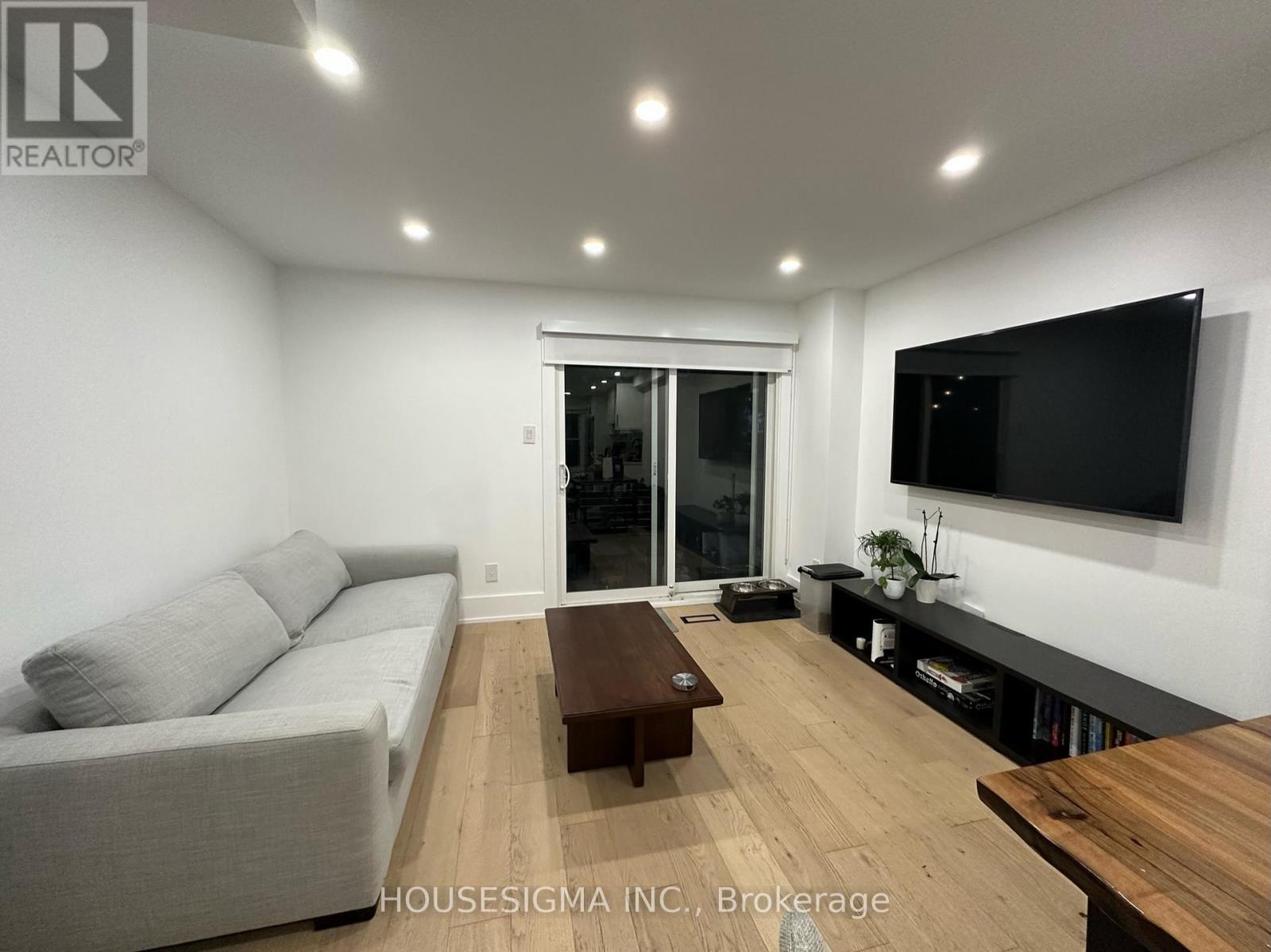 72 Wychcrest Avenue, Toronto, Ontario  M6G 3X7 - Photo 11 - C12962146