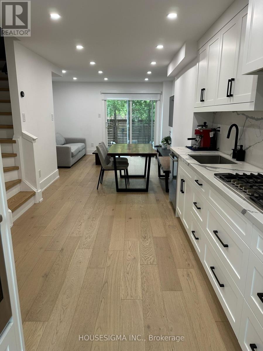 72 Wychcrest Avenue, Toronto, Ontario  M6G 3X7 - Photo 4 - C12962146