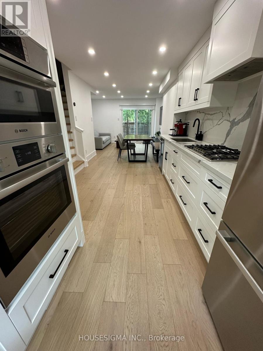 72 Wychcrest Avenue, Toronto, Ontario  M6G 3X7 - Photo 5 - C12962146