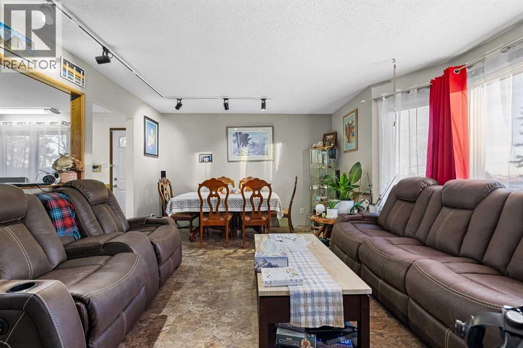 1016 Hunterdale Place NW, Calgary, Alberta  T2Z 4R7 - Photo 11 - A2279676