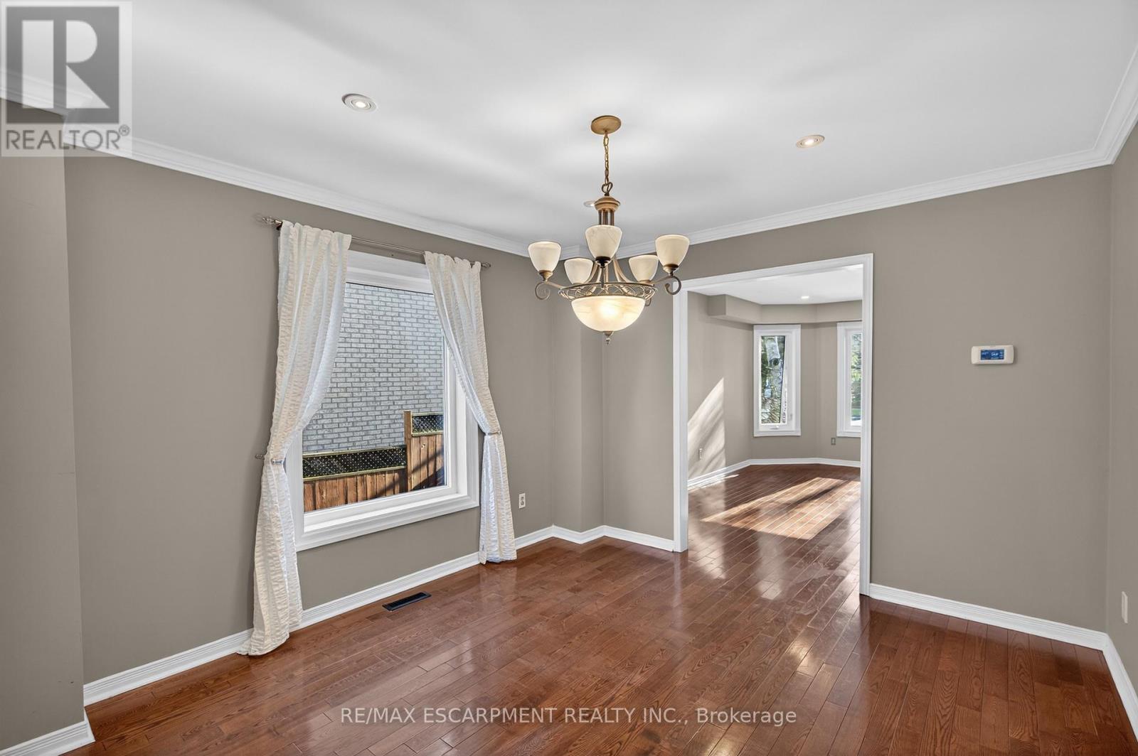 53 Laurendale Avenue, Hamilton, Ontario  L8B 0M6 - Photo 10 - X12962114