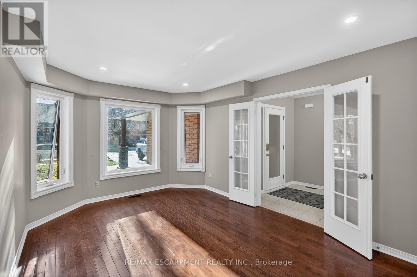 53 Laurendale Avenue, Hamilton, Ontario  L8B 0M6 - Photo 11 - X12962114