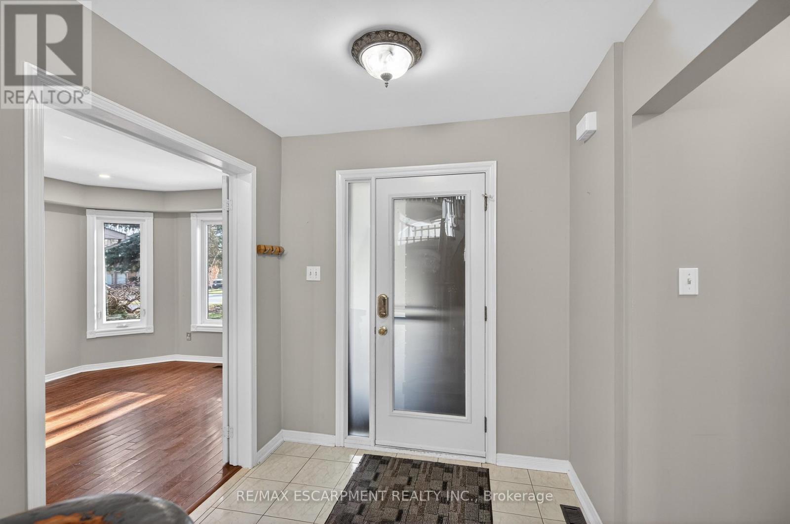 53 Laurendale Avenue, Hamilton, Ontario  L8B 0M6 - Photo 3 - X12962114