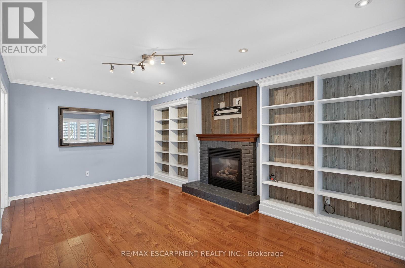 53 Laurendale Avenue, Hamilton, Ontario  L8B 0M6 - Photo 8 - X12962114