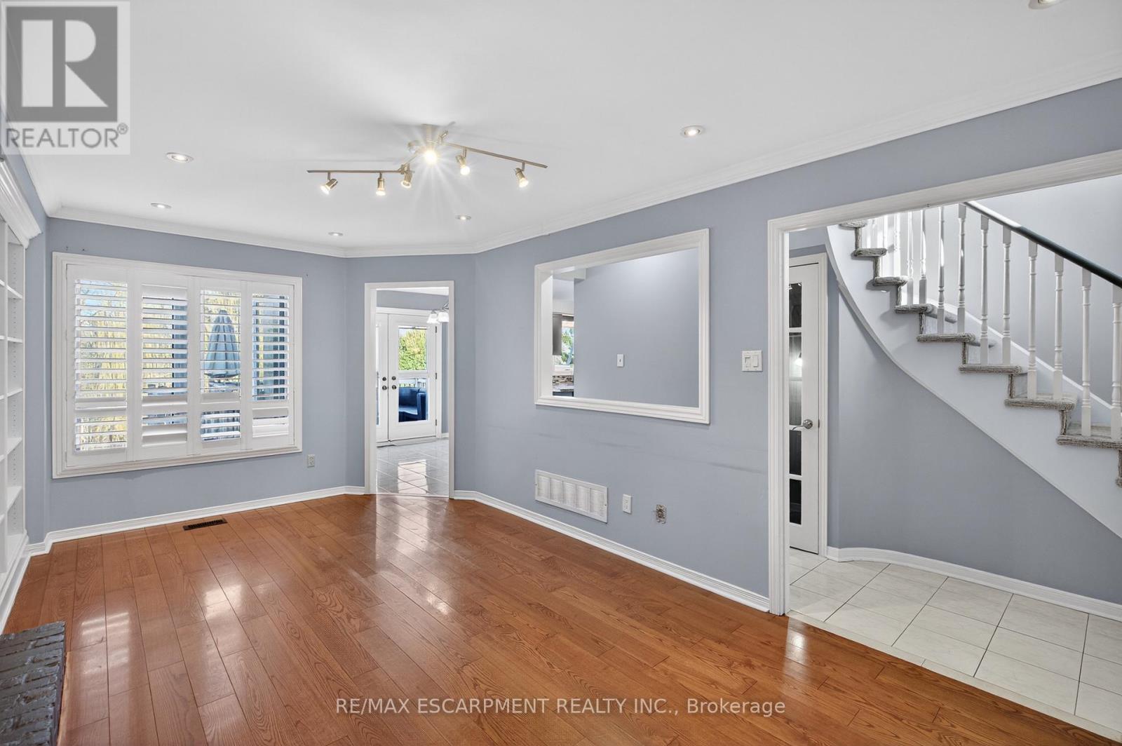 53 Laurendale Avenue, Hamilton, Ontario  L8B 0M6 - Photo 9 - X12962114