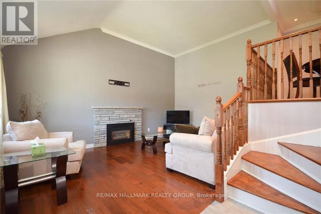 Upper Unit - 2409 Cheshire Road, Ottawa, Ontario  K2C 1G2 - Photo 3 - X12962164