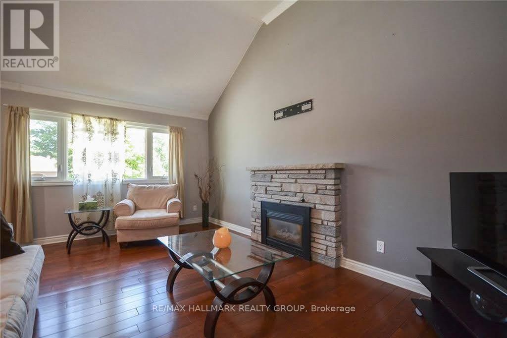 Upper Unit - 2409 Cheshire Road, Ottawa, Ontario  K2C 1G2 - Photo 4 - X12962164