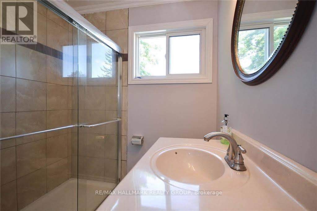 Upper Unit - 2409 Cheshire Road, Ottawa, Ontario  K2C 1G2 - Photo 8 - X12962164