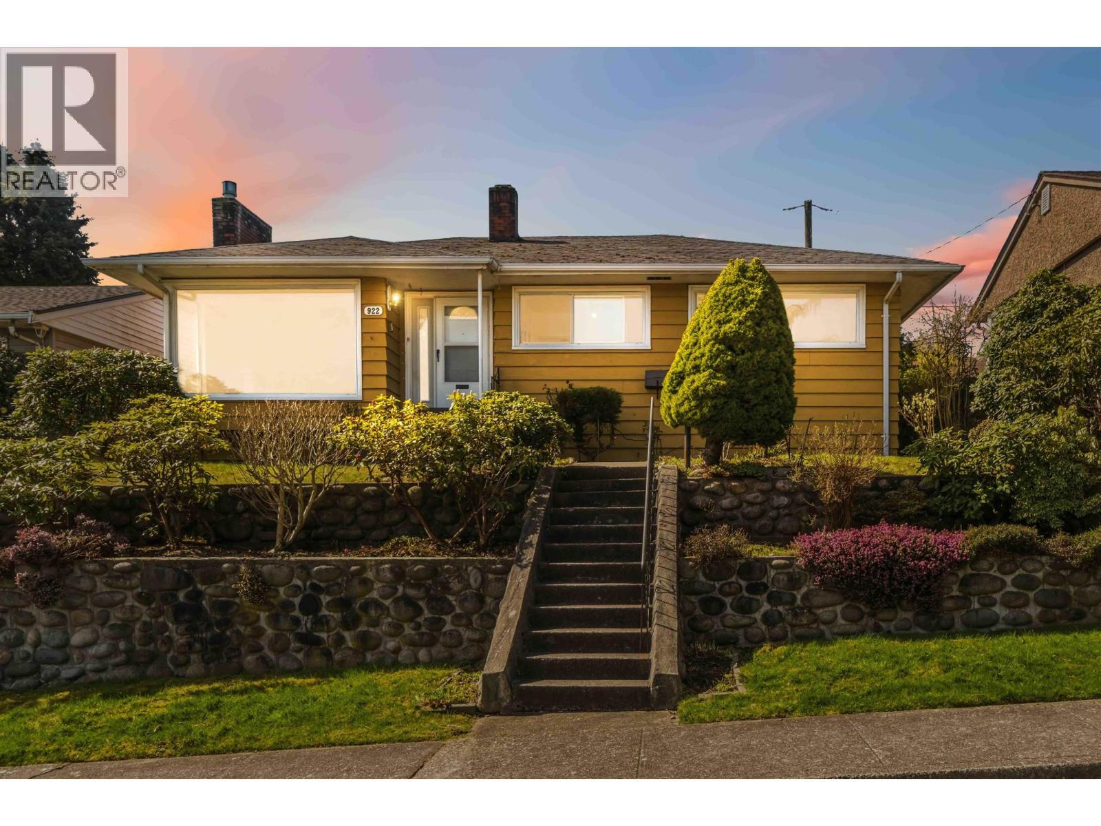 922 SURREY STREET, New Westminster, British Columbia