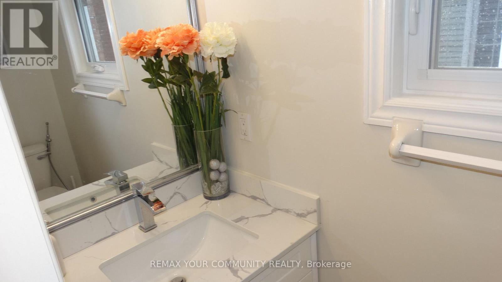 Main & 2nd Floor - 22 Elmpark Court, Richmond Hill, Ontario  L4C 9T8 - Photo 17 - N12886236