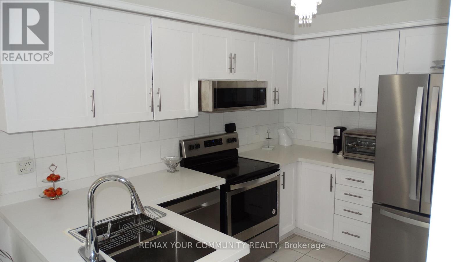 Main & 2nd Floor - 22 Elmpark Court, Richmond Hill, Ontario  L4C 9T8 - Photo 15 - N12886236