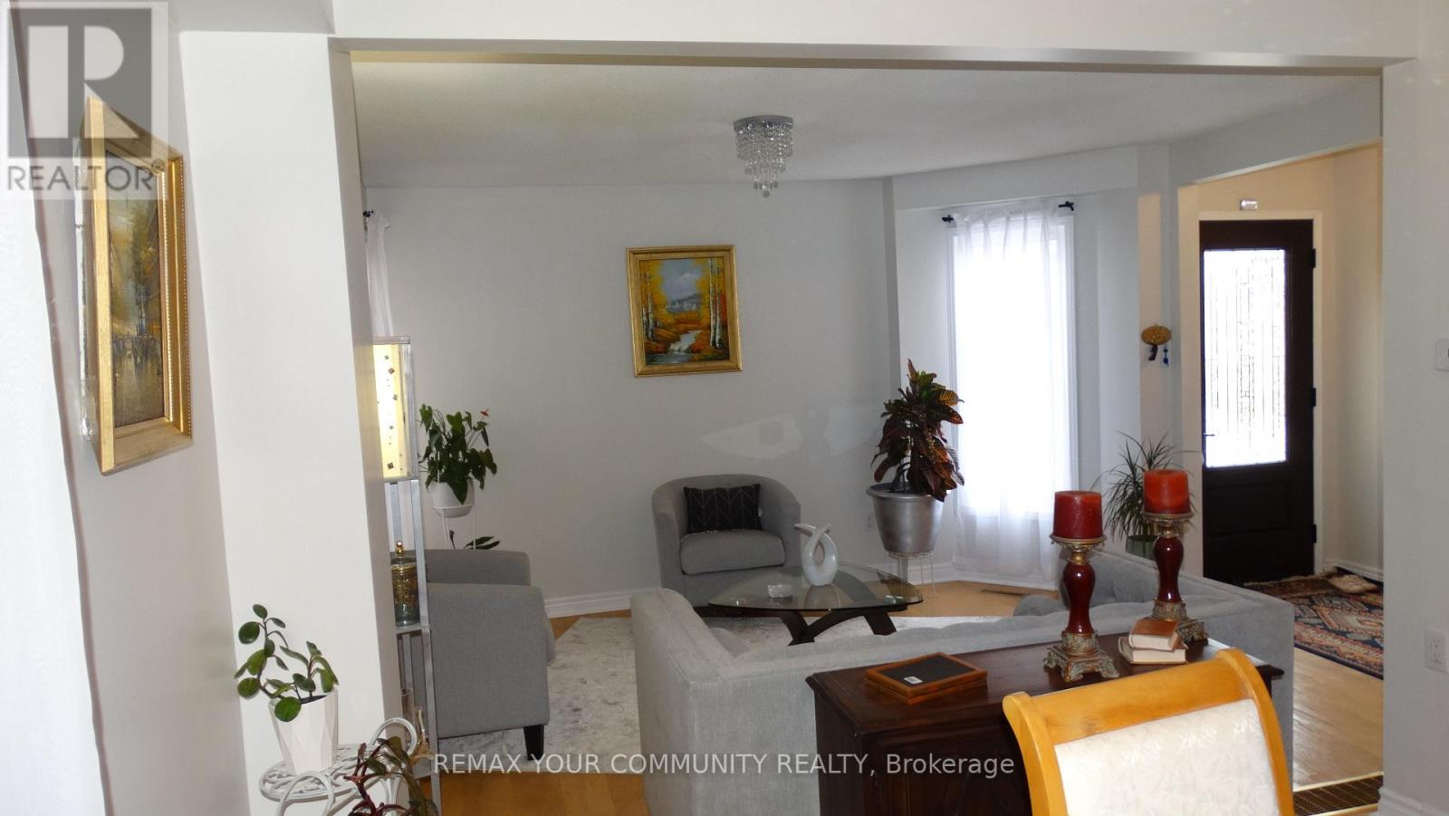 Main & 2nd Floor - 22 Elmpark Court, Richmond Hill, Ontario  L4C 9T8 - Photo 19 - N12886236