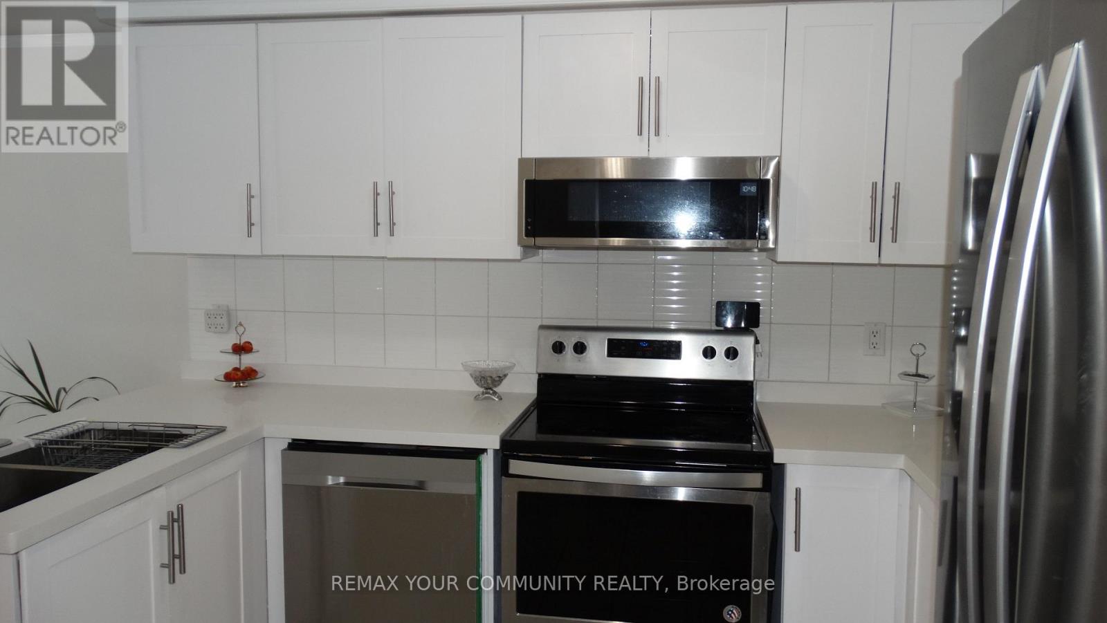 Main & 2nd Floor - 22 Elmpark Court, Richmond Hill, Ontario  L4C 9T8 - Photo 13 - N12886236