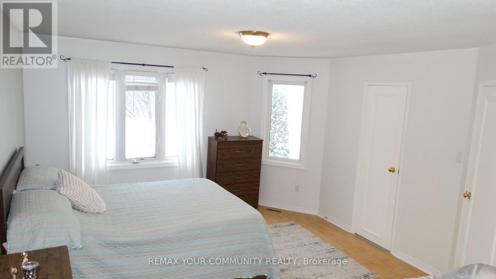 Main & 2nd Floor - 22 Elmpark Court, Richmond Hill, Ontario  L4C 9T8 - Photo 22 - N12886236