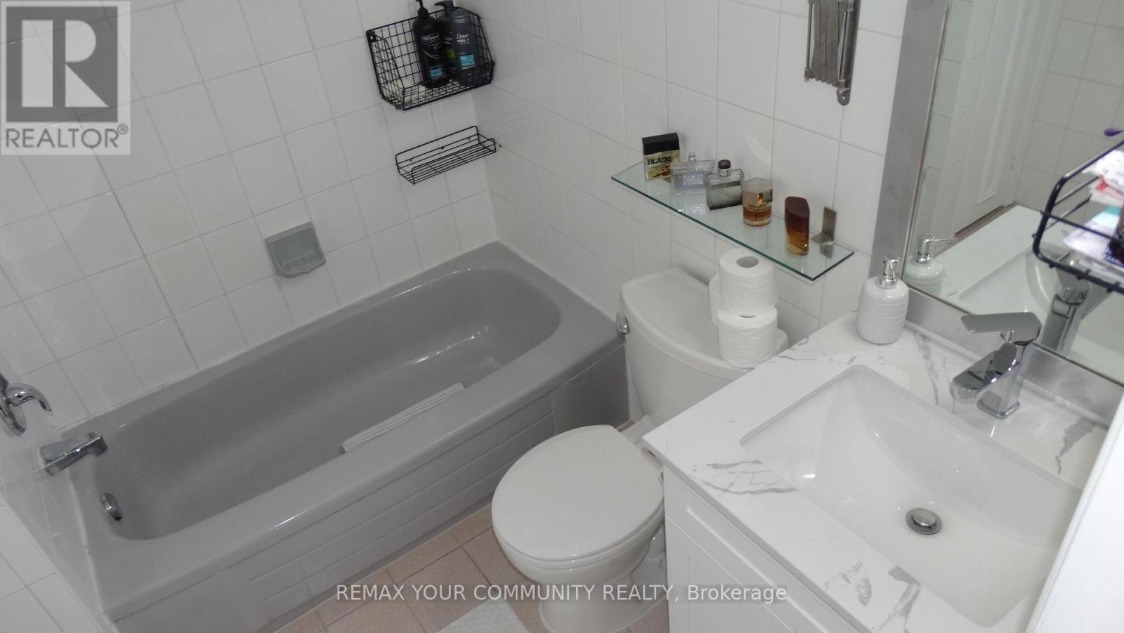 Main & 2nd Floor - 22 Elmpark Court, Richmond Hill, Ontario  L4C 9T8 - Photo 27 - N12886236