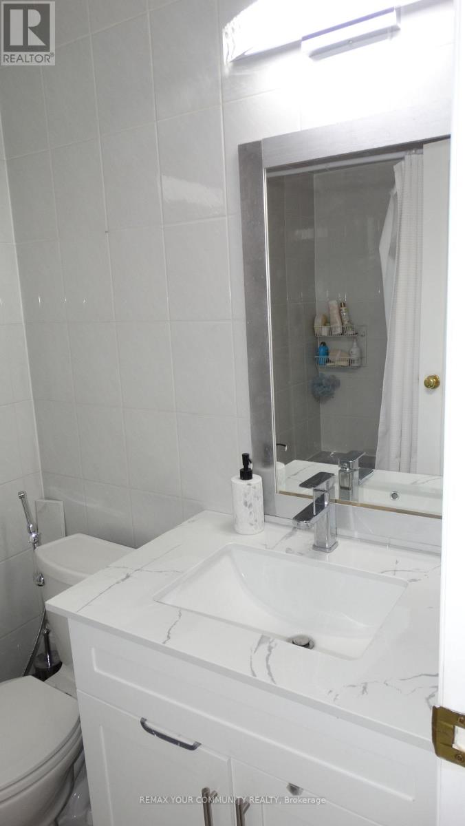 Main & 2nd Floor - 22 Elmpark Court, Richmond Hill, Ontario  L4C 9T8 - Photo 29 - N12886236