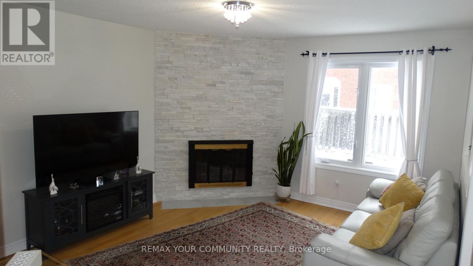 Main & 2nd Floor - 22 Elmpark Court, Richmond Hill, Ontario  L4C 9T8 - Photo 10 - N12886236