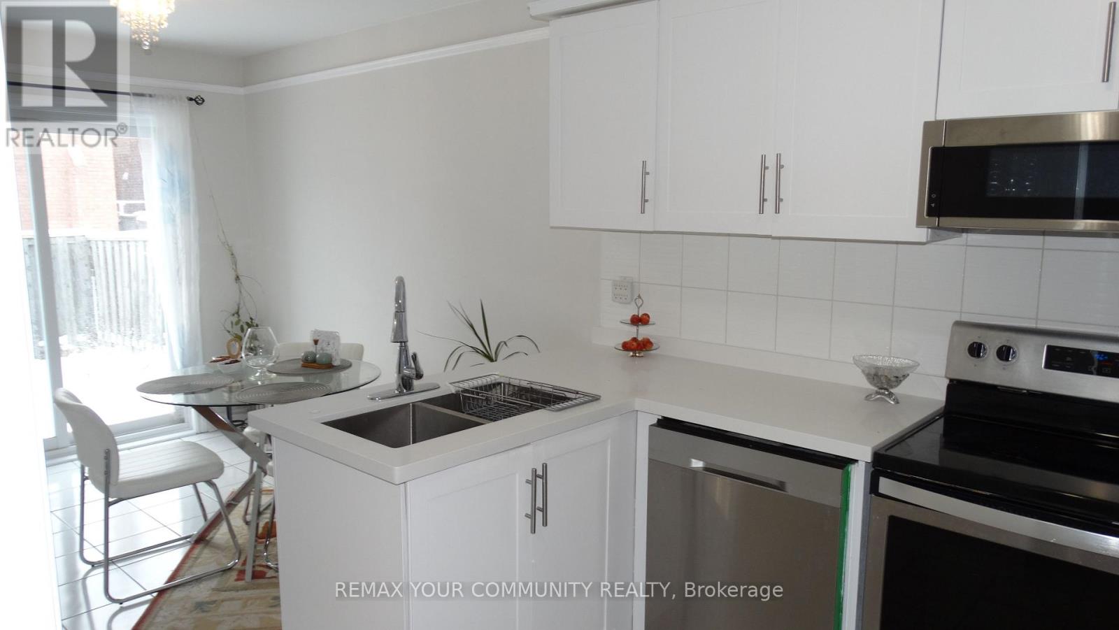 Main & 2nd Floor - 22 Elmpark Court, Richmond Hill, Ontario  L4C 9T8 - Photo 14 - N12886236