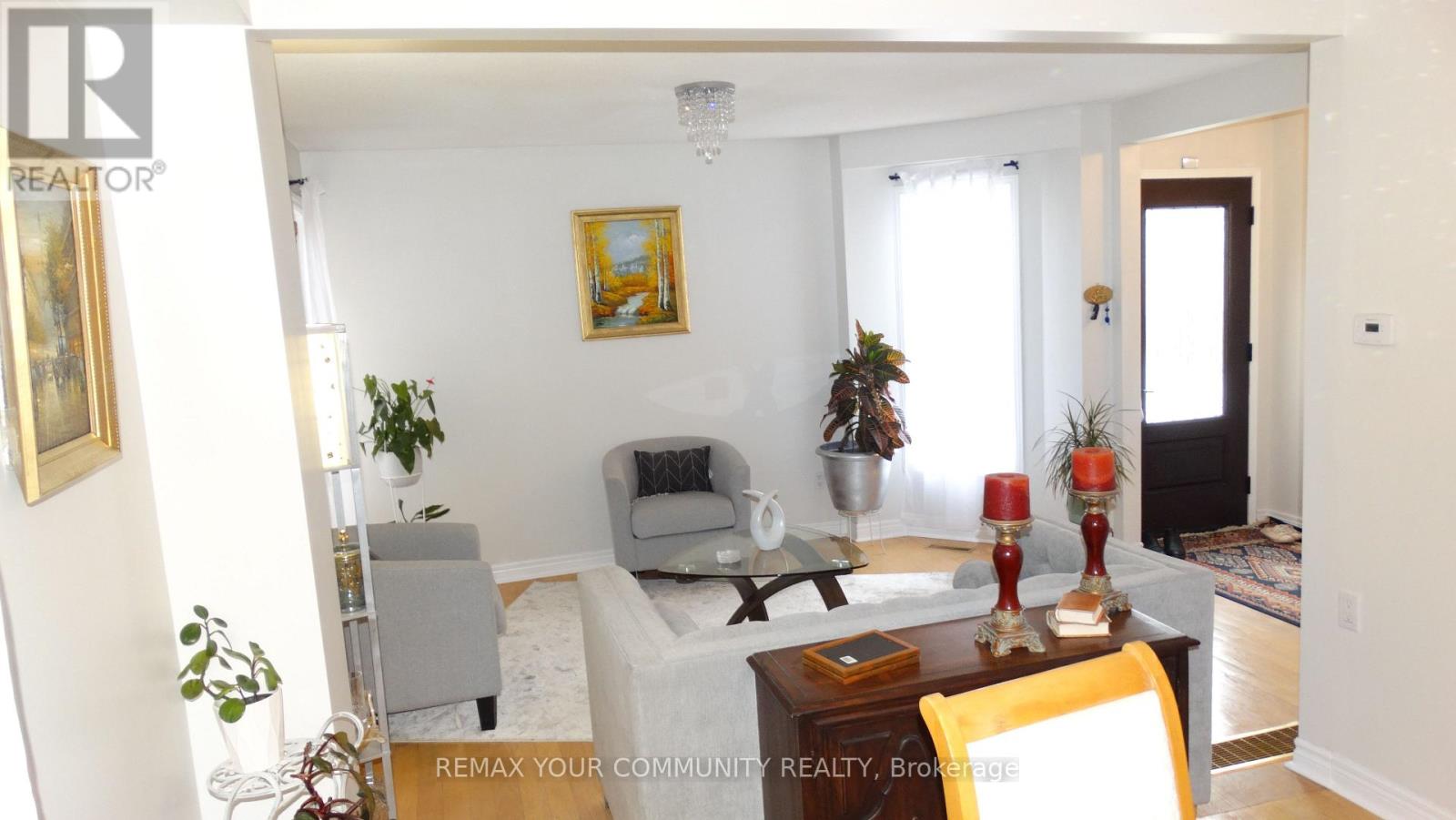 Main & 2nd Floor - 22 Elmpark Court, Richmond Hill, Ontario  L4C 9T8 - Photo 3 - N12886236