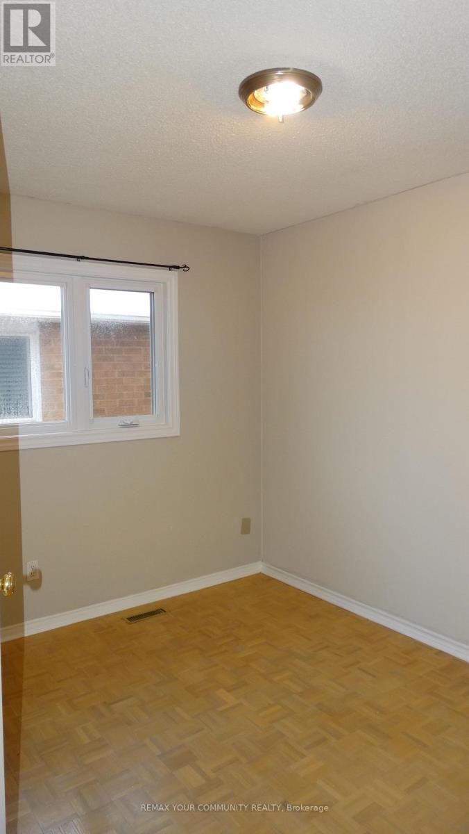 Main & 2nd Floor - 22 Elmpark Court, Richmond Hill, Ontario  L4C 9T8 - Photo 33 - N12886236