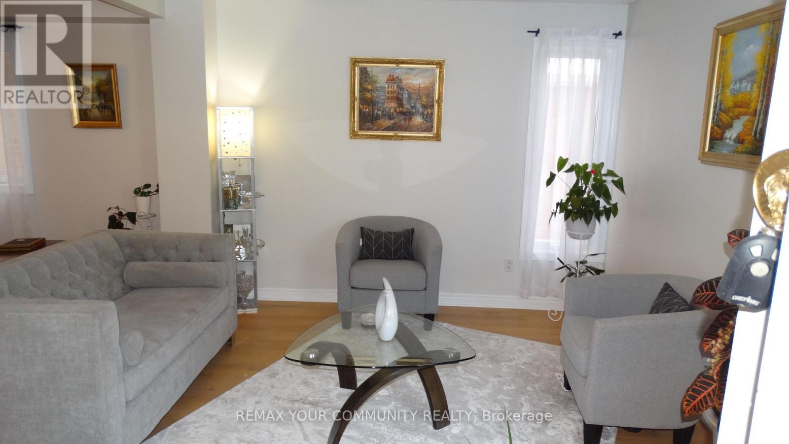 Main & 2nd Floor - 22 Elmpark Court, Richmond Hill, Ontario  L4C 9T8 - Photo 4 - N12886236