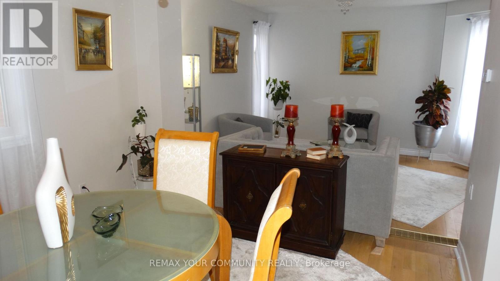 Main & 2nd Floor - 22 Elmpark Court, Richmond Hill, Ontario  L4C 9T8 - Photo 6 - N12886236