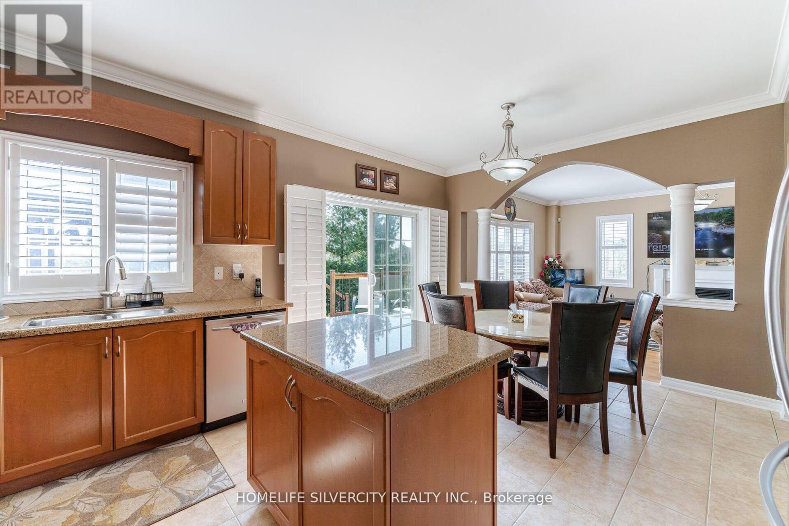 14 Oakhaven Road, Brampton, Ontario  L6P 2Y3 - Photo 9 - W12962156